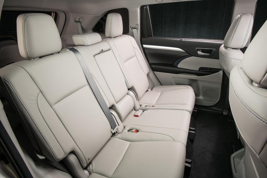 Интерьер Toyota Highlander XLE 2016 года  (фото 16 из 18)